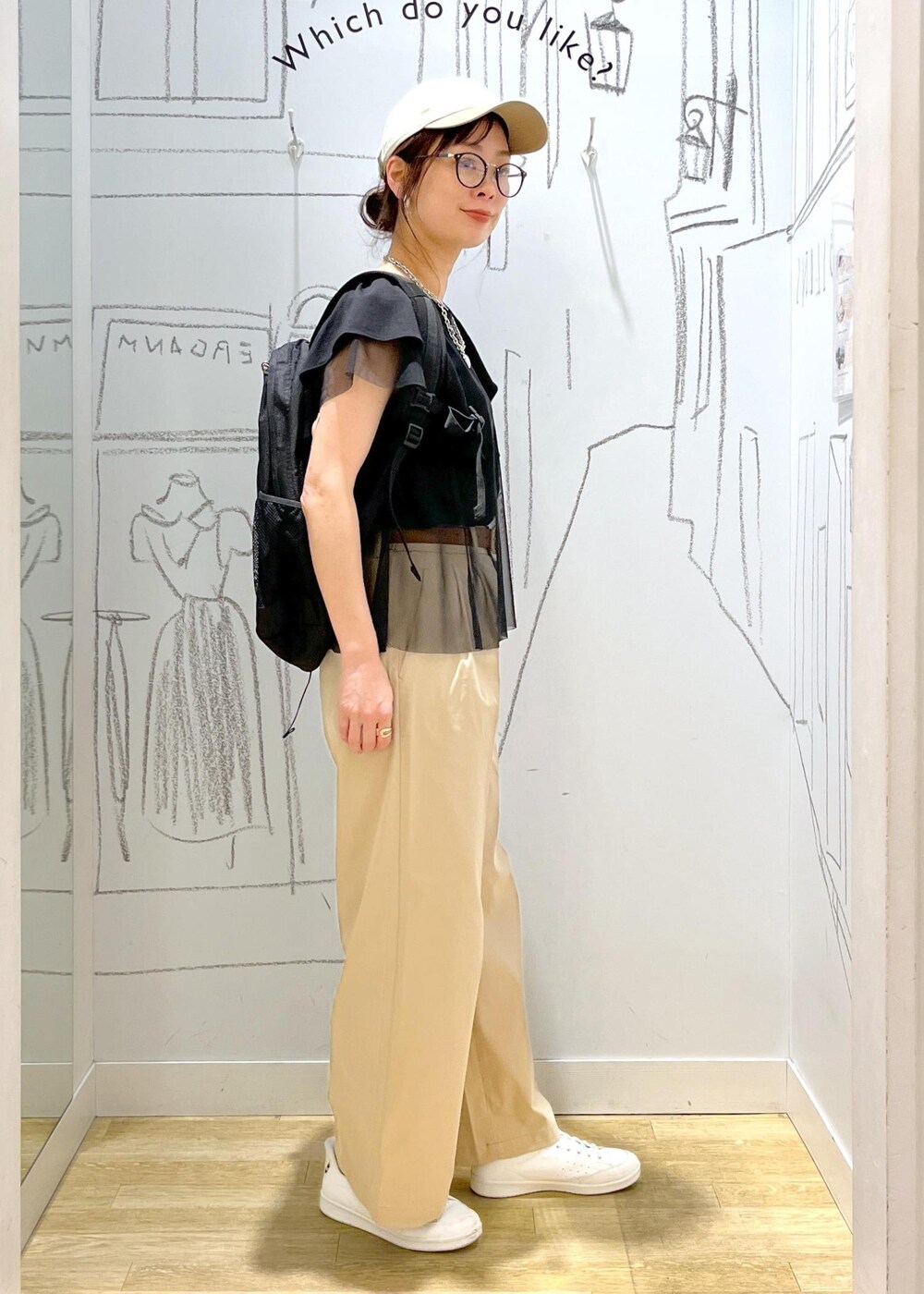 ベージュ系のチノパンツ、ブラック系のTシャツ/カットソー、ホワイト系のスニーカーを着用したレディースの春コーディネートの6枚目の写真