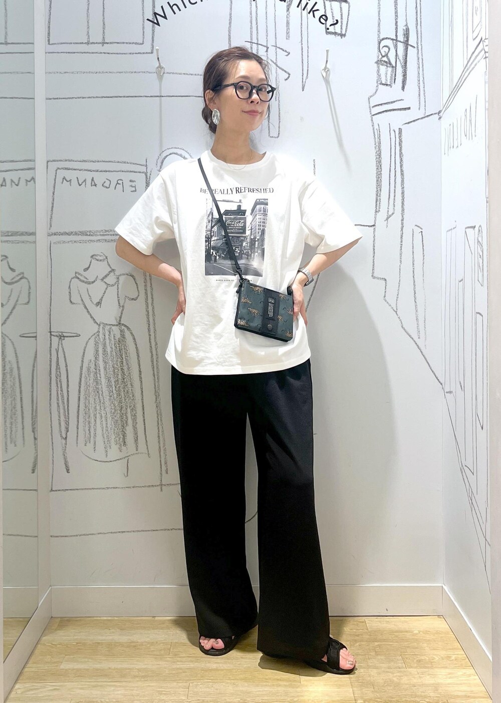 ブラック系のサンダル、ホワイト系のTシャツ/カットソー、ブルー系のその他パンツを着用したレディースの夏コーディネートの2枚目の写真