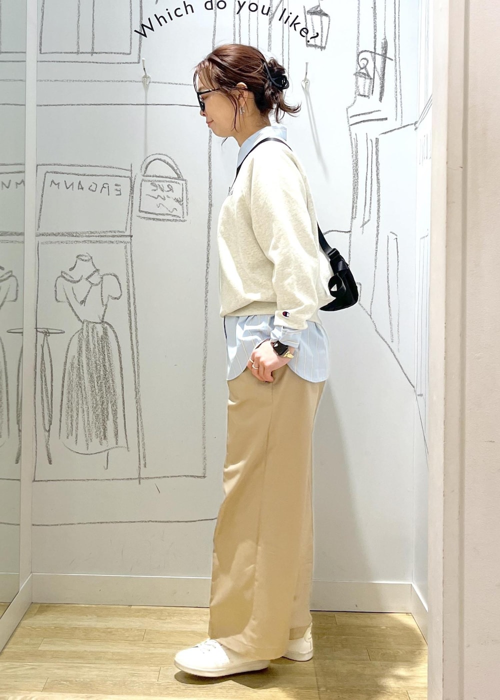 ホワイト系のスウェット、ベージュ系のチノパンツ、ブルー系のシャツ/ブラウスを着用したレディースの春コーディネートの5枚目の写真