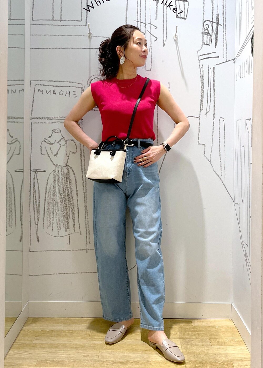 ブルー系のデニムパンツ、グレー系のローファー、ピンク系のニット/セーターを着用したレディースの夏コーディネートの2枚目の写真