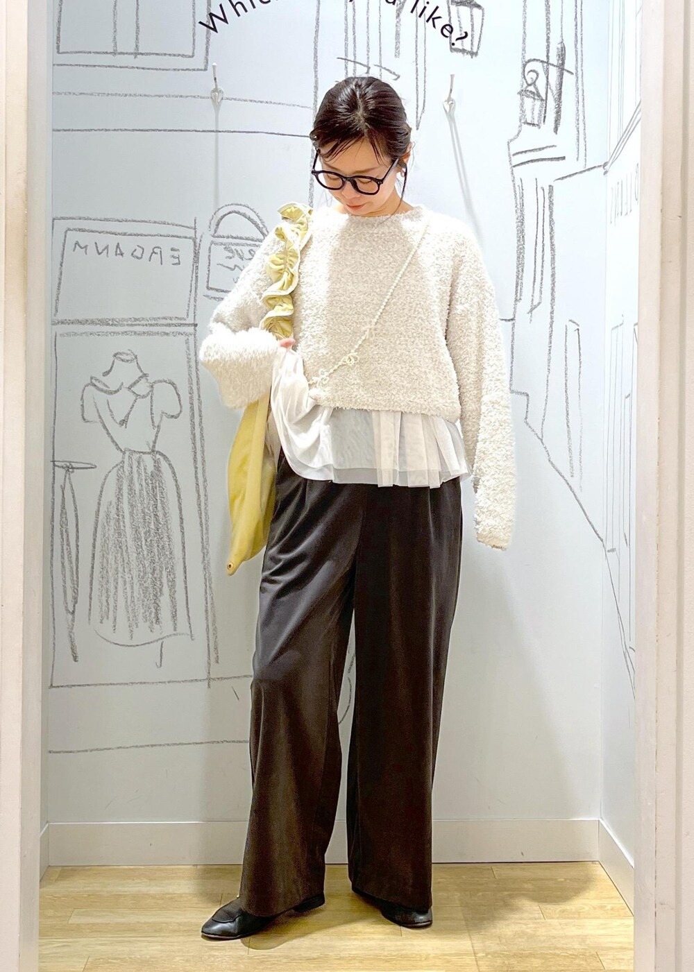 グレー系のその他パンツ、イエロー系のショルダーバッグ、ブラック系のその他アウターを着用したレディースの冬コーディネートの5枚目の写真