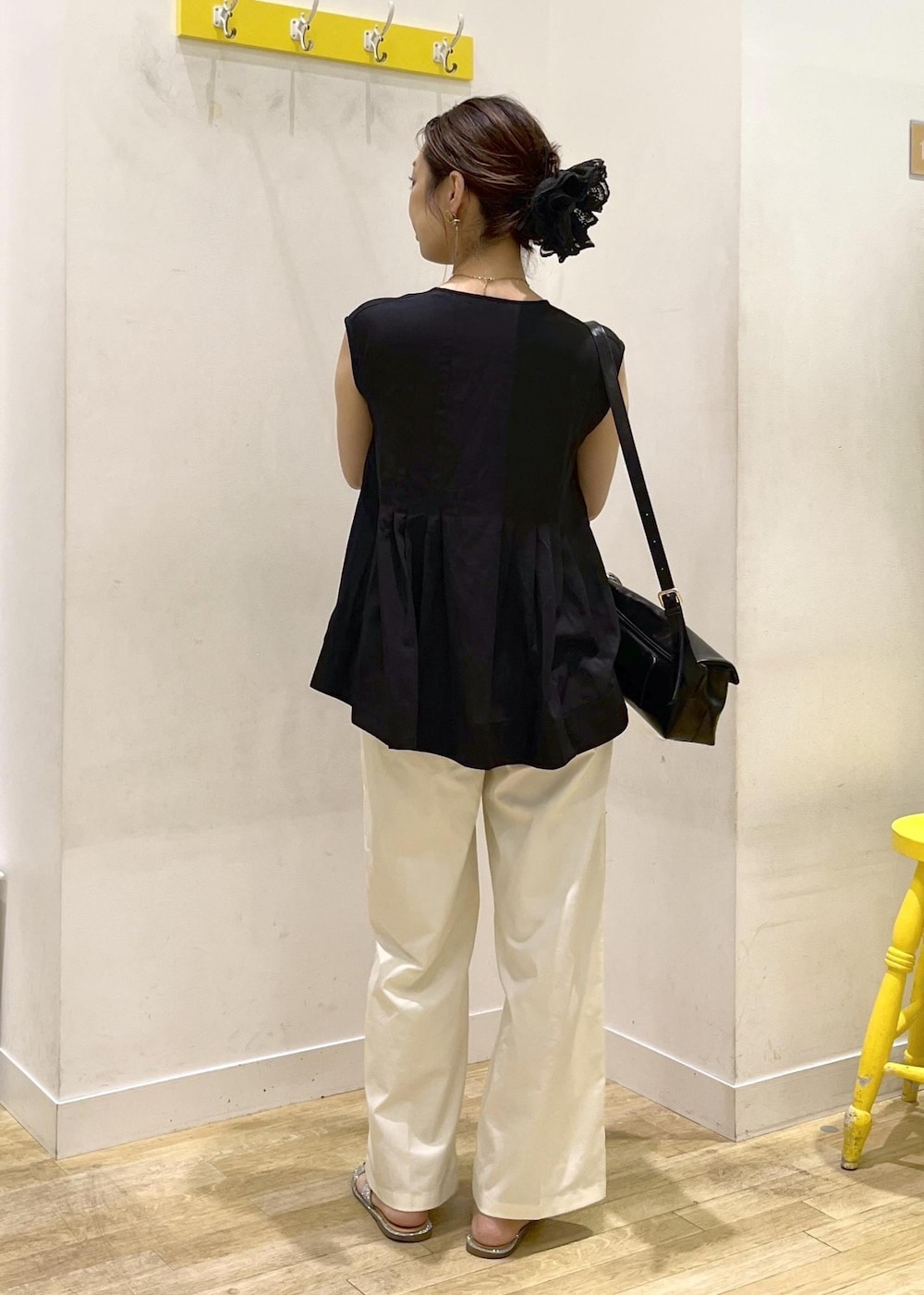 ホワイト系のチノパンツ、ブラック系のシャツ/ブラウスを着用したレディースの夏コーディネートの5枚目の写真