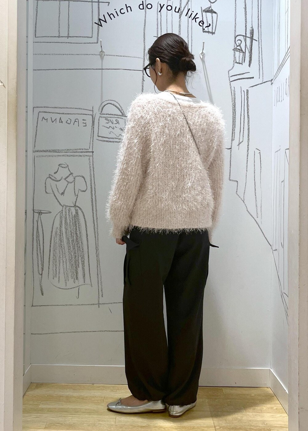 ピンク系のカーディガン/ボレロ、ホワイト系のTシャツ/カットソー、グレー系のカーゴパンツを着用したレディースの秋コーディネートの6枚目の写真