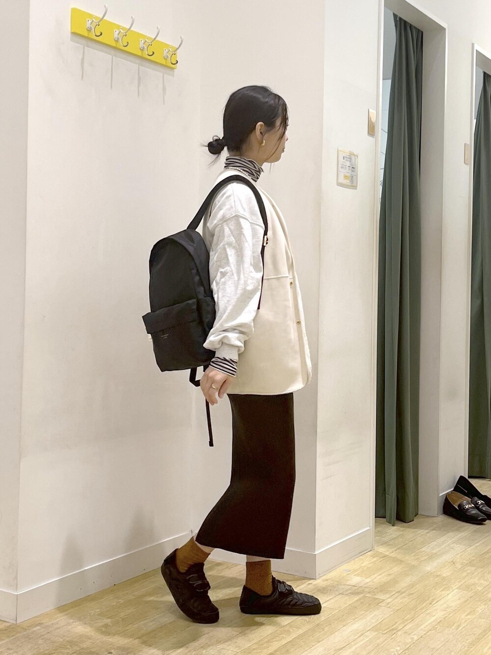 ブラック系のバックパック/リュック、ホワイト系のTシャツ/カットソー、グレー系のスウェットを着用したレディースの冬コーディネートの3枚目の写真