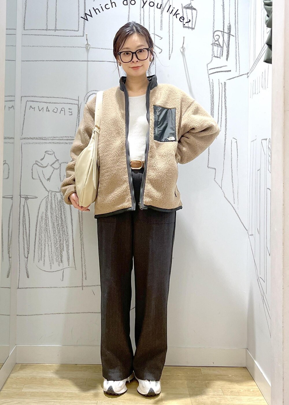 グレー系のその他パンツ、ベージュ系のブルゾンを着用したレディースの秋コーディネートの4枚目の写真