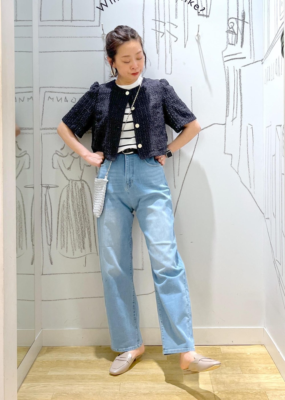 ブルー系のデニムパンツ、ホワイト系のニット/セーター、グレー系のノーカラージャケットを着用したレディースの夏コーディネートの2枚目の写真