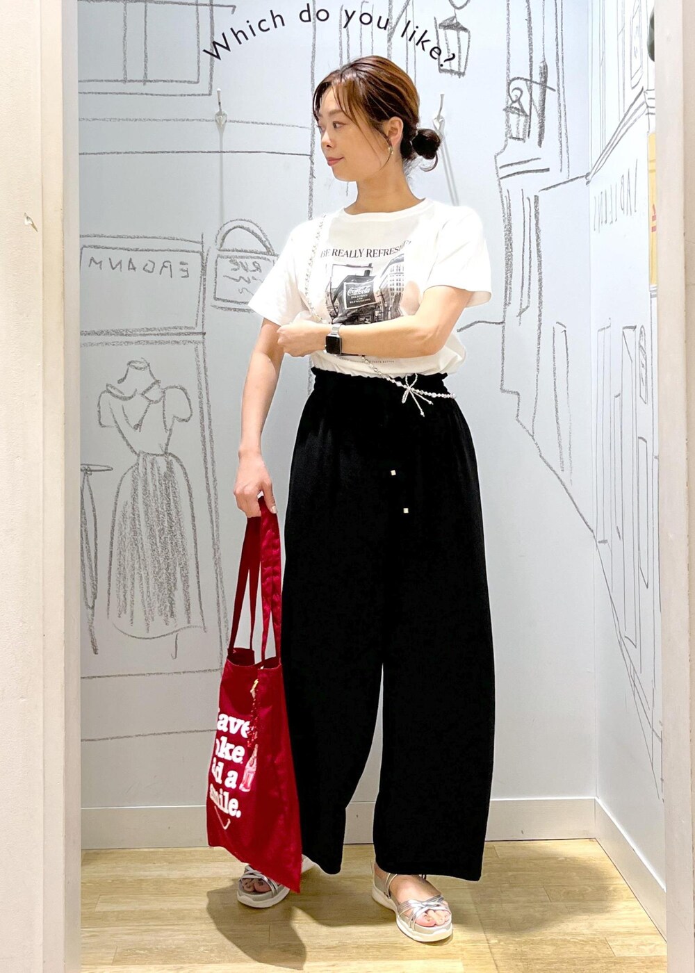 シルバー系のサンダル、ホワイト系のTシャツ/カットソー、ブラック系のその他パンツを着用したレディースの夏コーディネートの3枚目の写真