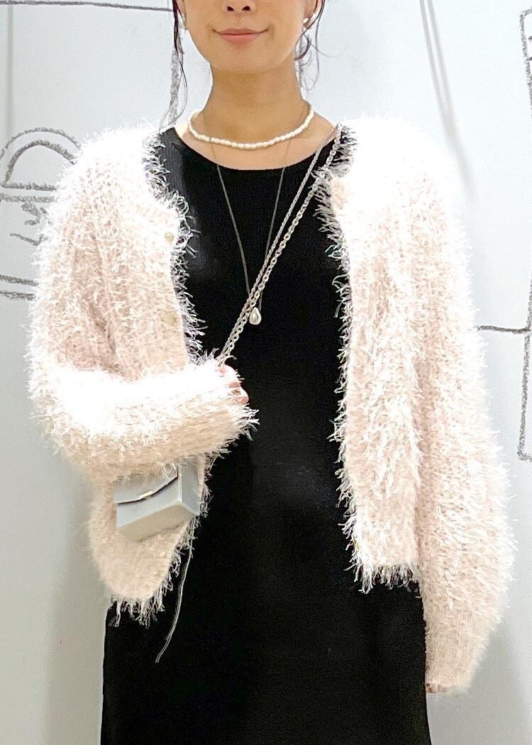 ブラック系のワンピース、ピンク系のカーディガン/ボレロ、ブラック系のブーツを着用したレディースの冬コーディネートの5枚目の写真
