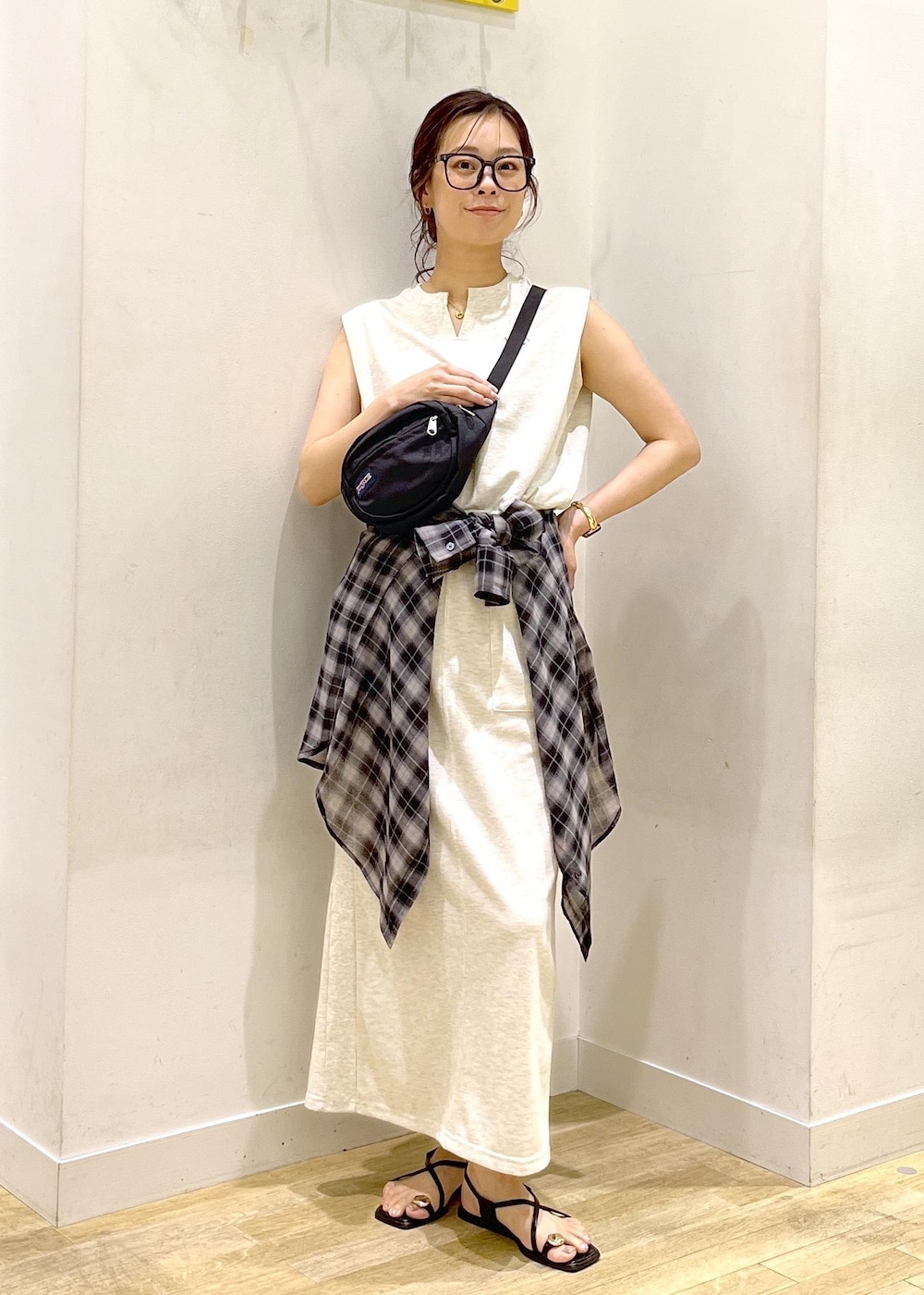 グレー系のスカート、ブラック系のシャツ/ブラウス、グレー系のTシャツ/カットソーを着用したレディースの夏コーディネートの5枚目の写真