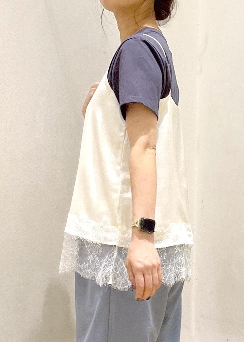 ブラック系のサンダル、ブラック系のハンドバッグ、ブルー系のその他パンツを着用したレディースの夏コーディネートの7枚目の写真