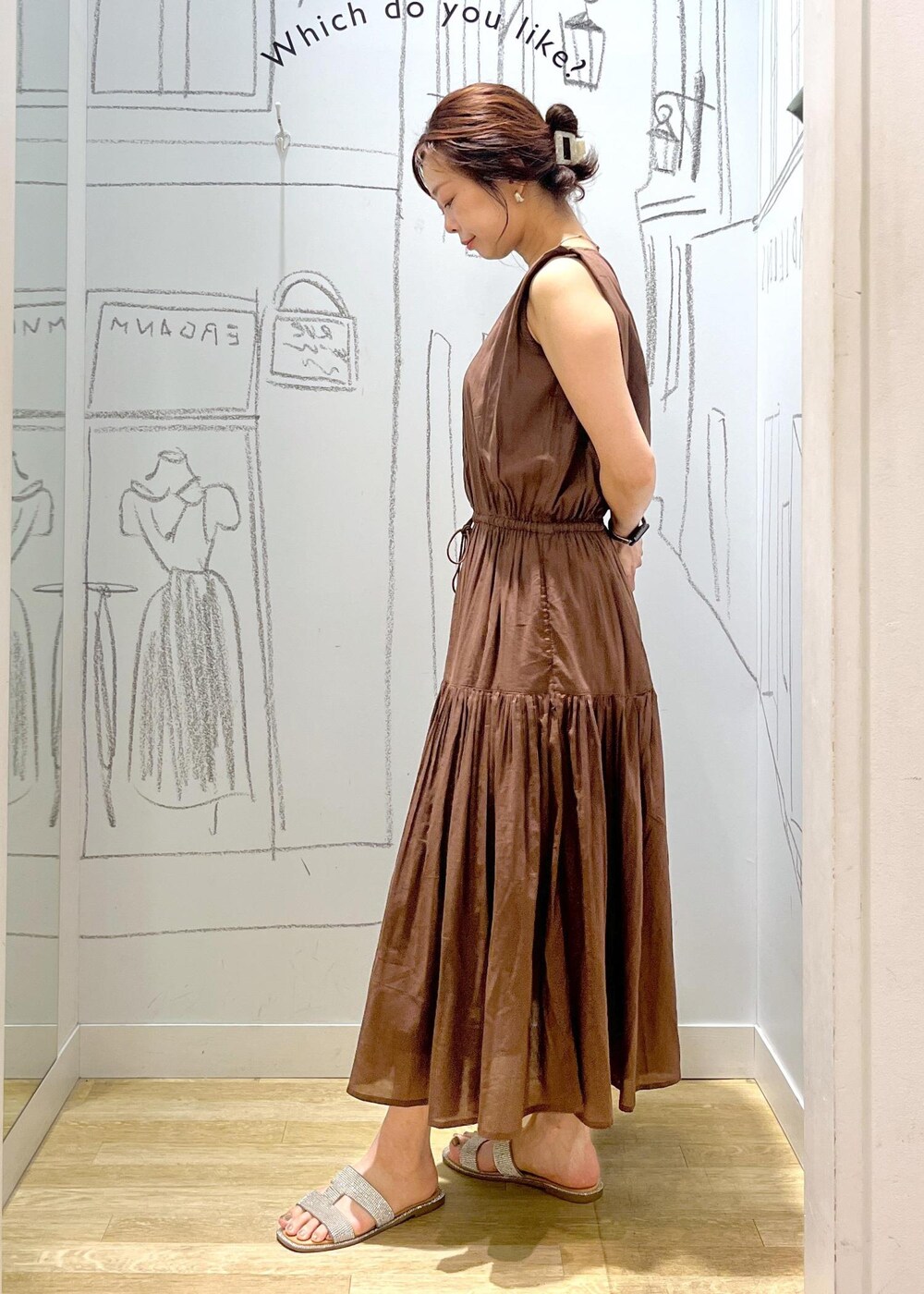 ブラウン系のトートバッグ、ブラウン系のワンピース、ブラウン系のメガネを着用したレディースの夏コーディネートの4枚目の写真