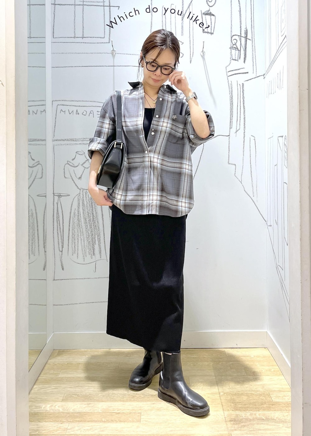 ブラック系のショルダーバッグ、グレー系のシャツ/ブラウス、ブラック系のスカートを着用したレディースの秋コーディネートの2枚目の写真