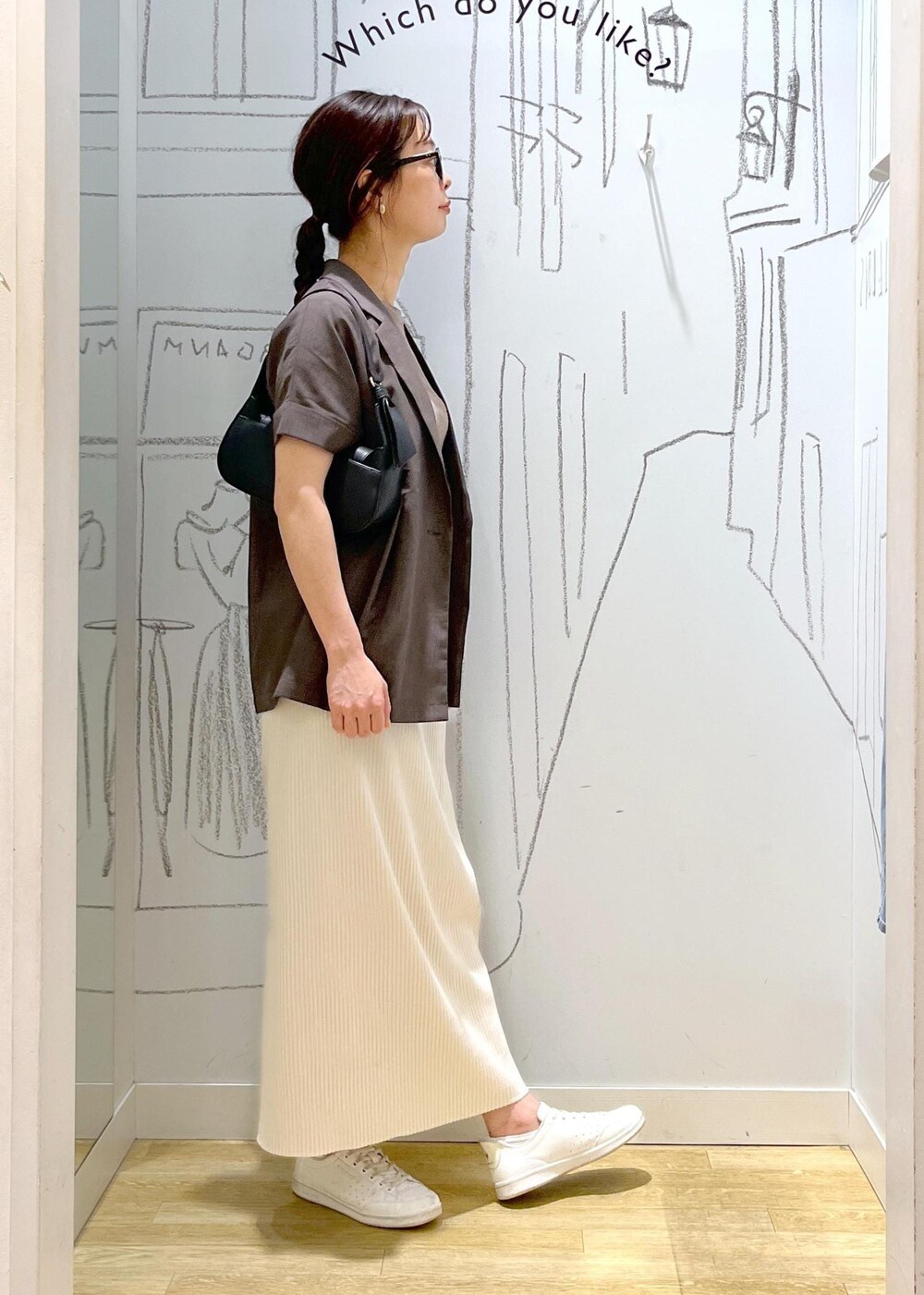 ブラック系のハンドバッグ、ブラウン系のテーラードジャケット、その他のニット/セーターを着用したレディースの夏コーディネートの5枚目の写真