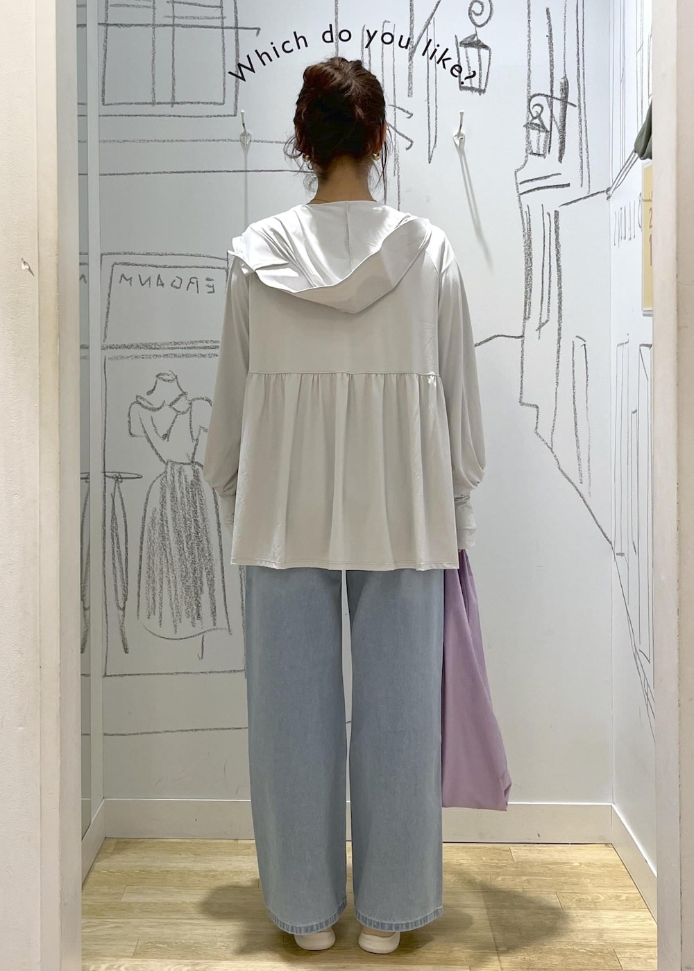 ブルー系のデニムパンツ、ホワイト系のTシャツ/カットソー、グレー系のパーカーを着用したレディースの夏コーディネートの10枚目の写真