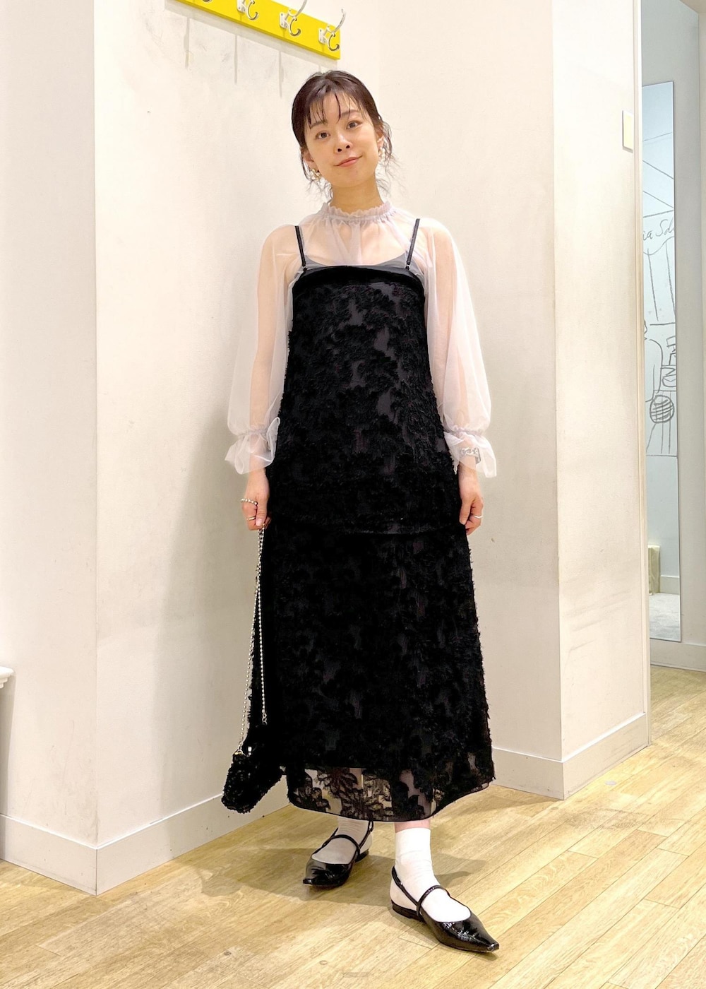 グレー系のシャツ/ブラウス、ブラック系のスカート、ブラック系のショルダーバッグを着用したレディースの春コーディネートの3枚目の写真