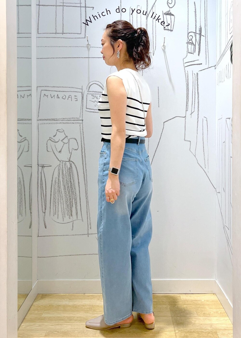 ブルー系のデニムパンツ、グレー系のローファー、ホワイト系のニット/セーターを着用したレディースの夏コーディネートの6枚目の写真