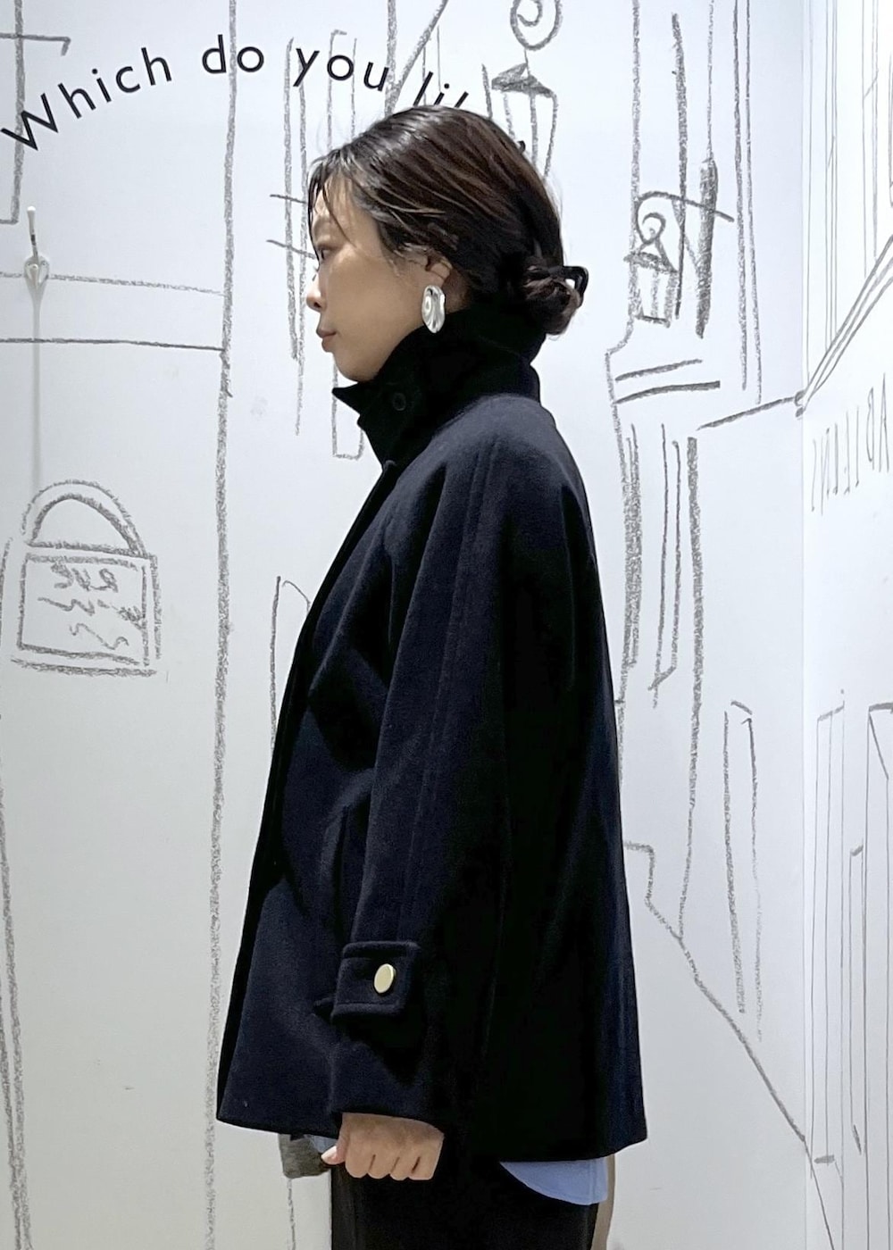 ブルー系のシャツ/ブラウス、ブルー系のその他アウター、グレー系のその他パンツを着用したレディースの秋コーディネートの7枚目の写真