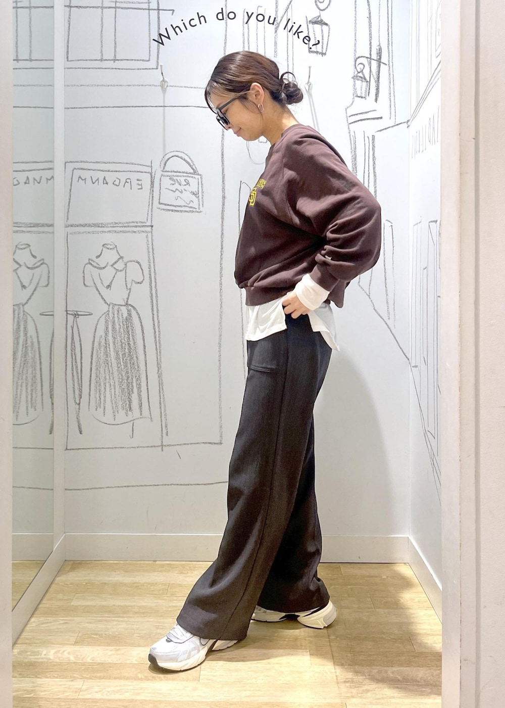 グレー系のその他パンツ、ホワイト系のTシャツ/カットソー、ブラウン系のスウェットを着用したレディースの秋コーディネートの5枚目の写真