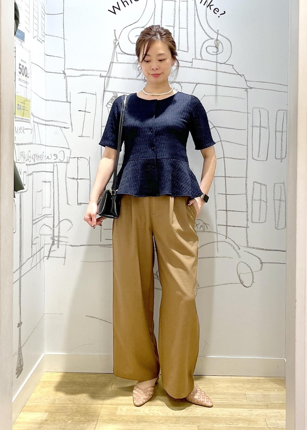 ピンク系のサンダル、イエロー系のその他パンツ、ブラック系のショルダーバッグを着用したレディースの春コーディネートの5枚目の写真