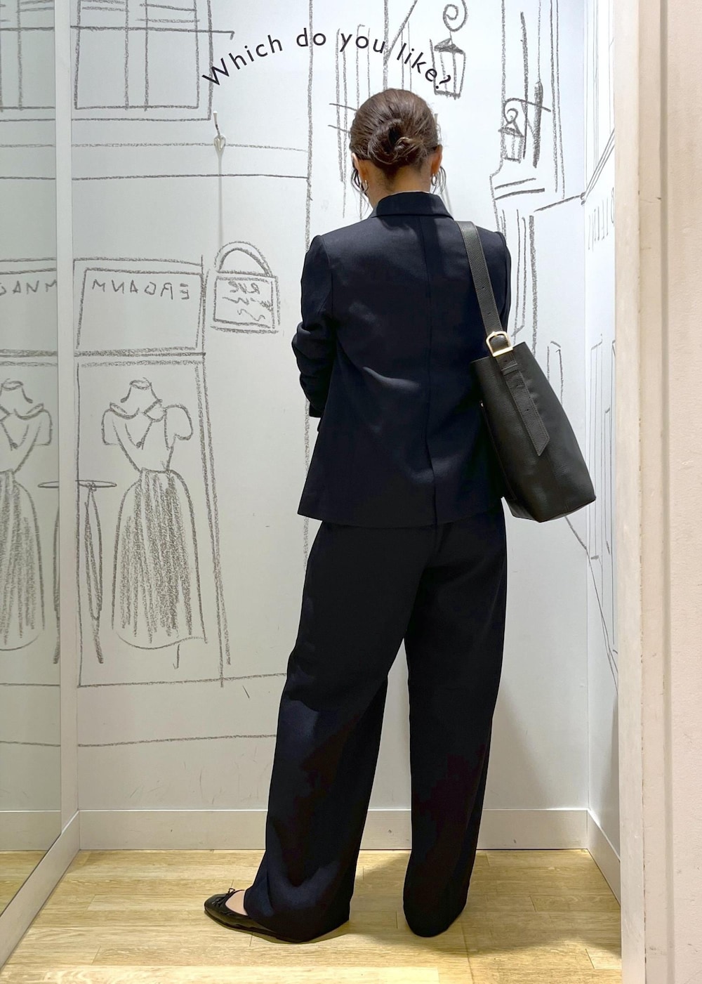 ブラック系のバレエシューズ、ブラック系のショルダーバッグ、ブルー系のスラックスを着用したレディースの秋コーディネートの6枚目の写真