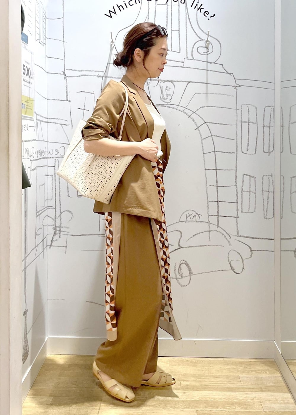 イエロー系のその他パンツ、イエロー系のテーラードジャケット、ベージュ系のサンダルを着用したレディースの春コーディネートの5枚目の写真