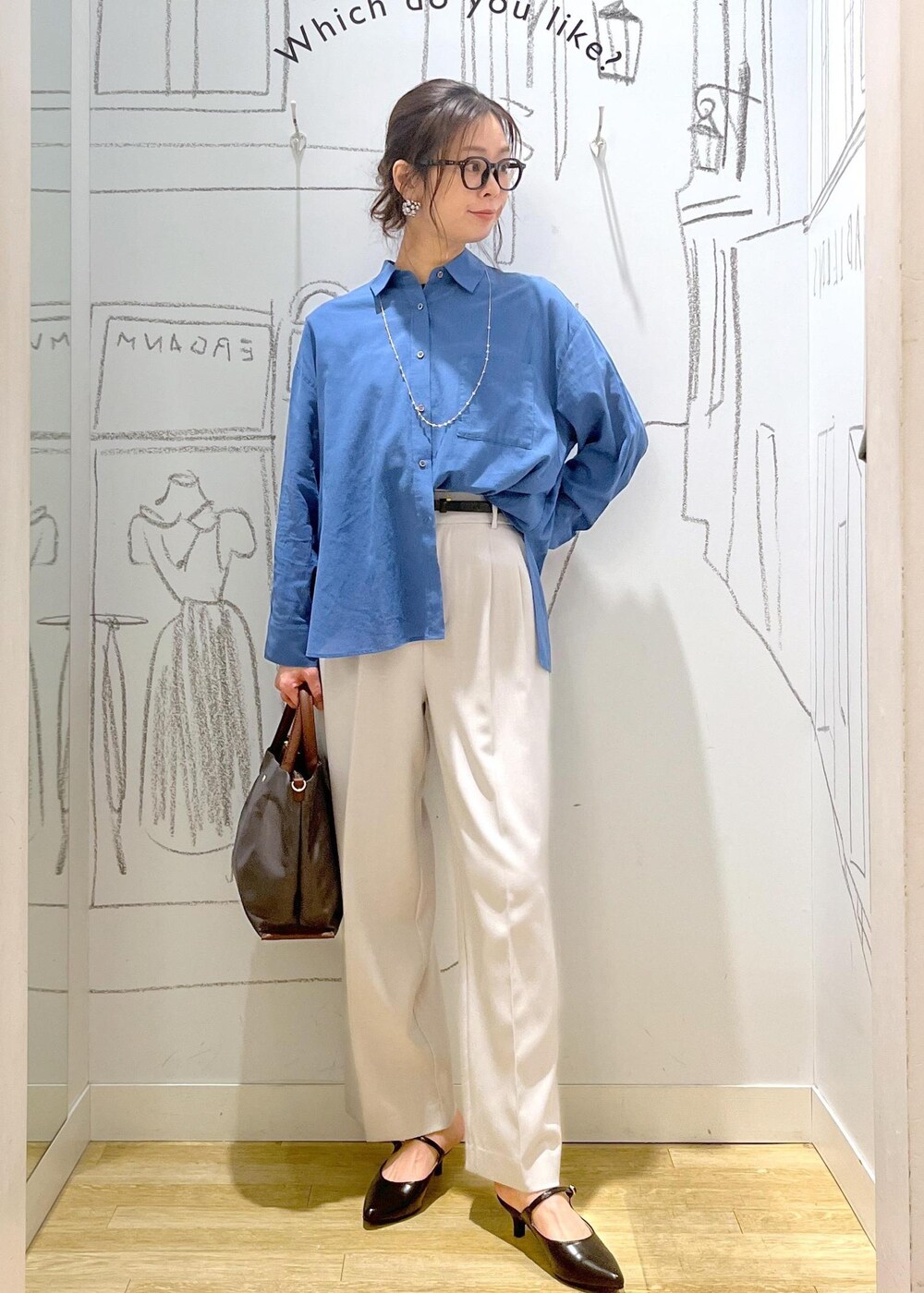 グレー系のショルダーバッグ、グレー系のその他パンツ、ブルー系のシャツ/ブラウスを着用したレディースの春コーディネートの2枚目の写真