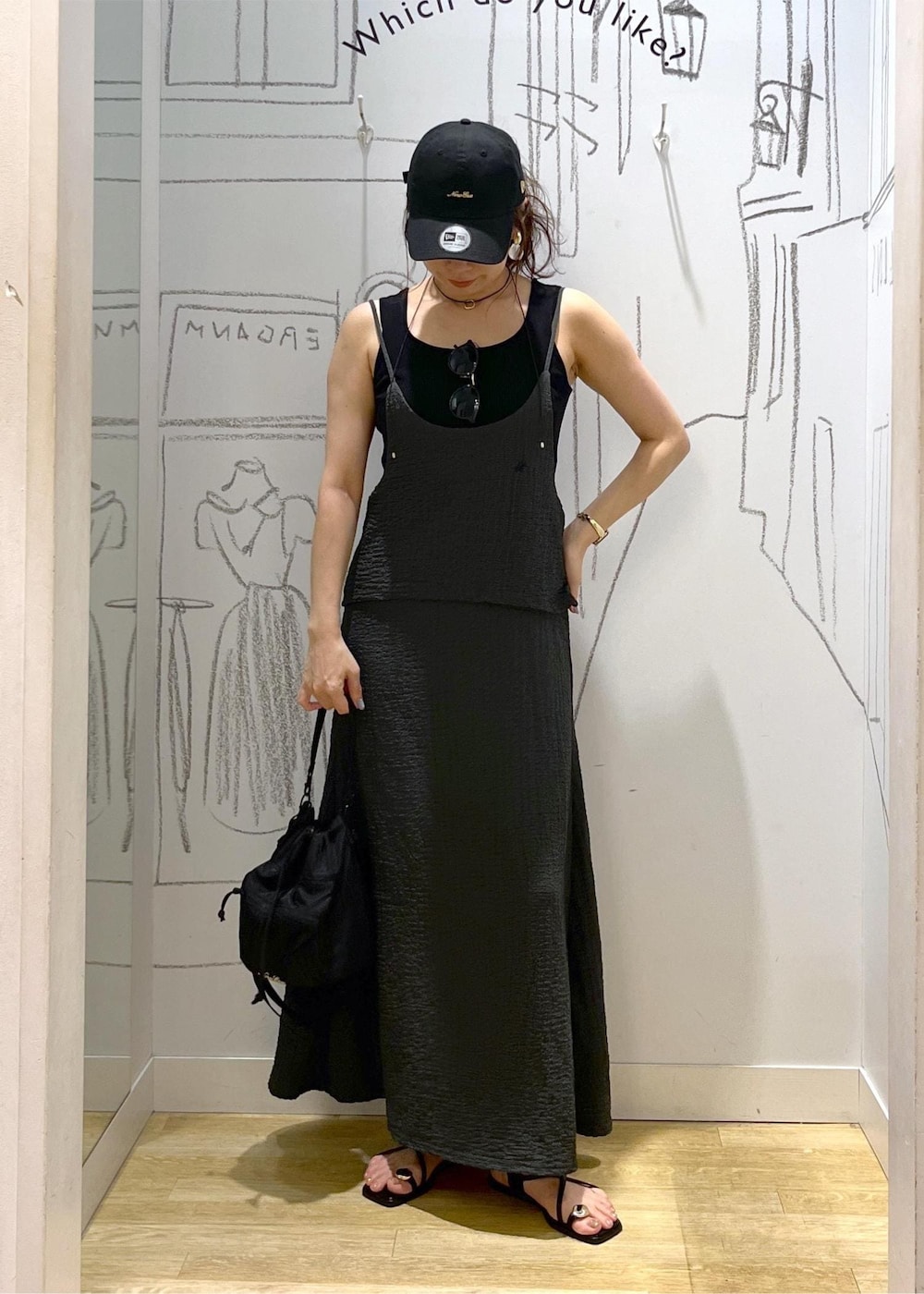 ブラック系のサンダル、ブラック系のワンピース、ブラック系のショルダーバッグを着用したレディースの夏コーディネートの8枚目の写真