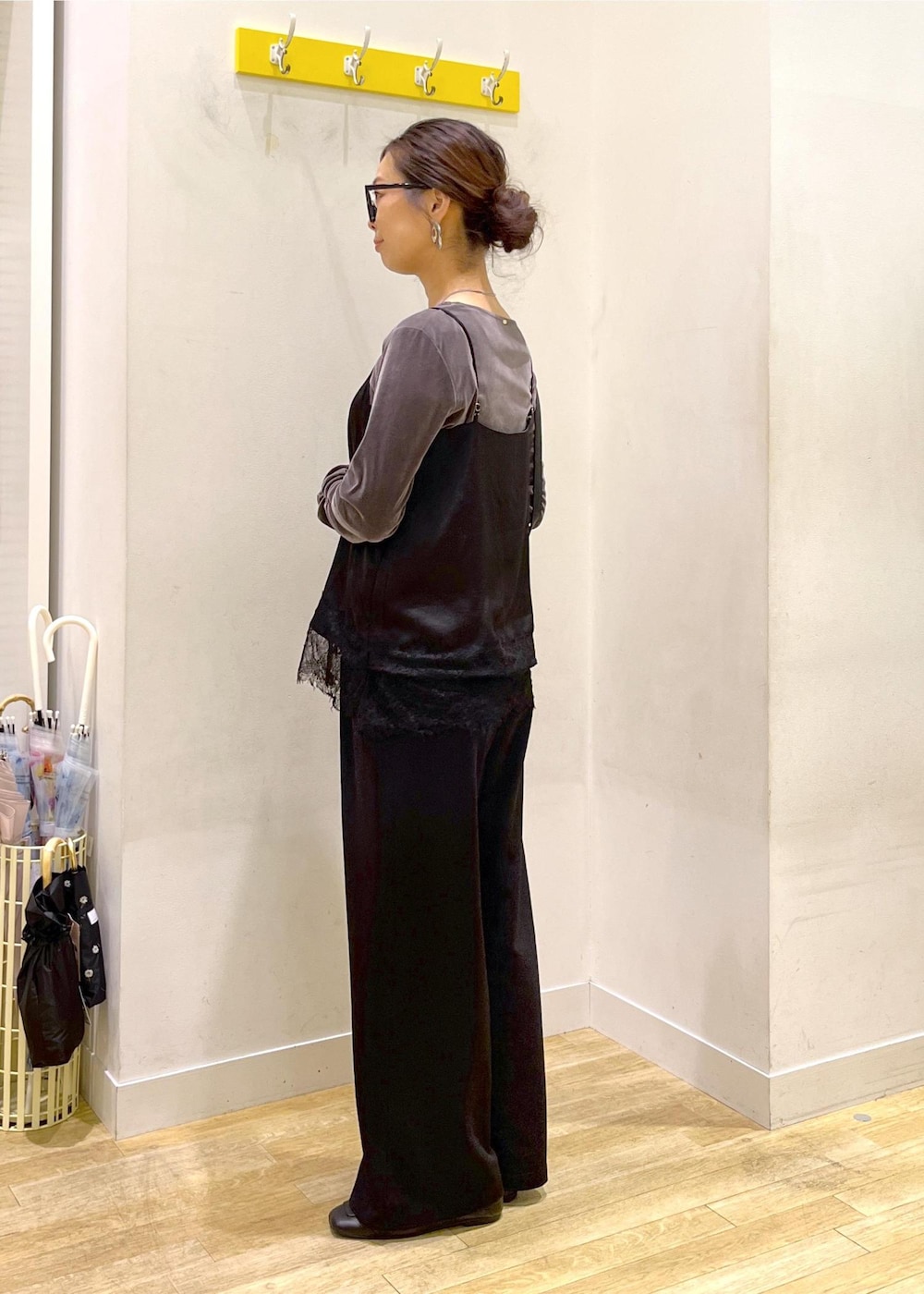 ブラック系のその他パンツ、ブラック系のキャミソール、ブラック系のショルダーバッグを着用したレディースの秋コーディネートの3枚目の写真