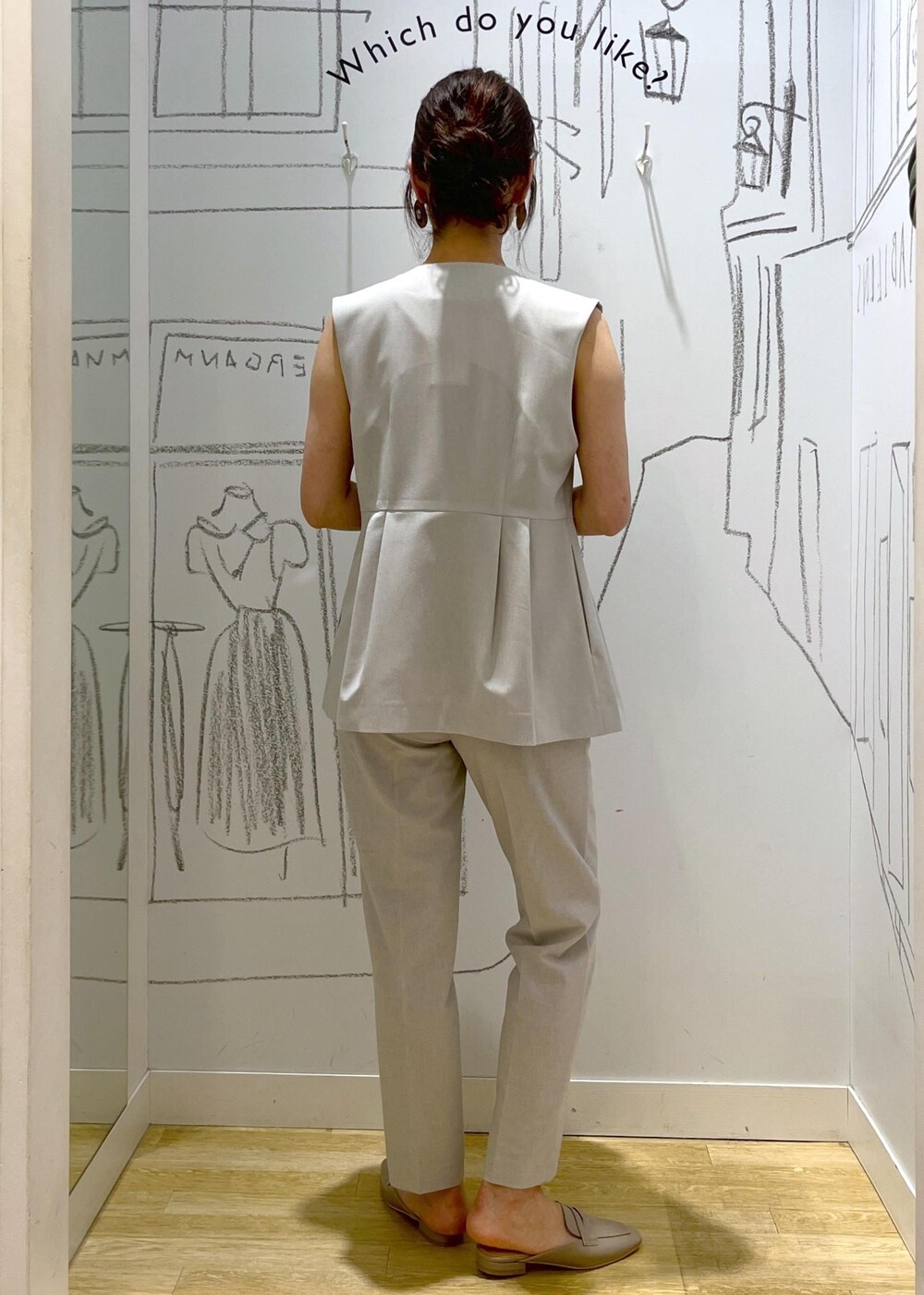 ブラック系のショルダーバッグ、グレー系のローファー、グレー系のスラックスを着用したレディースの夏コーディネートの5枚目の写真