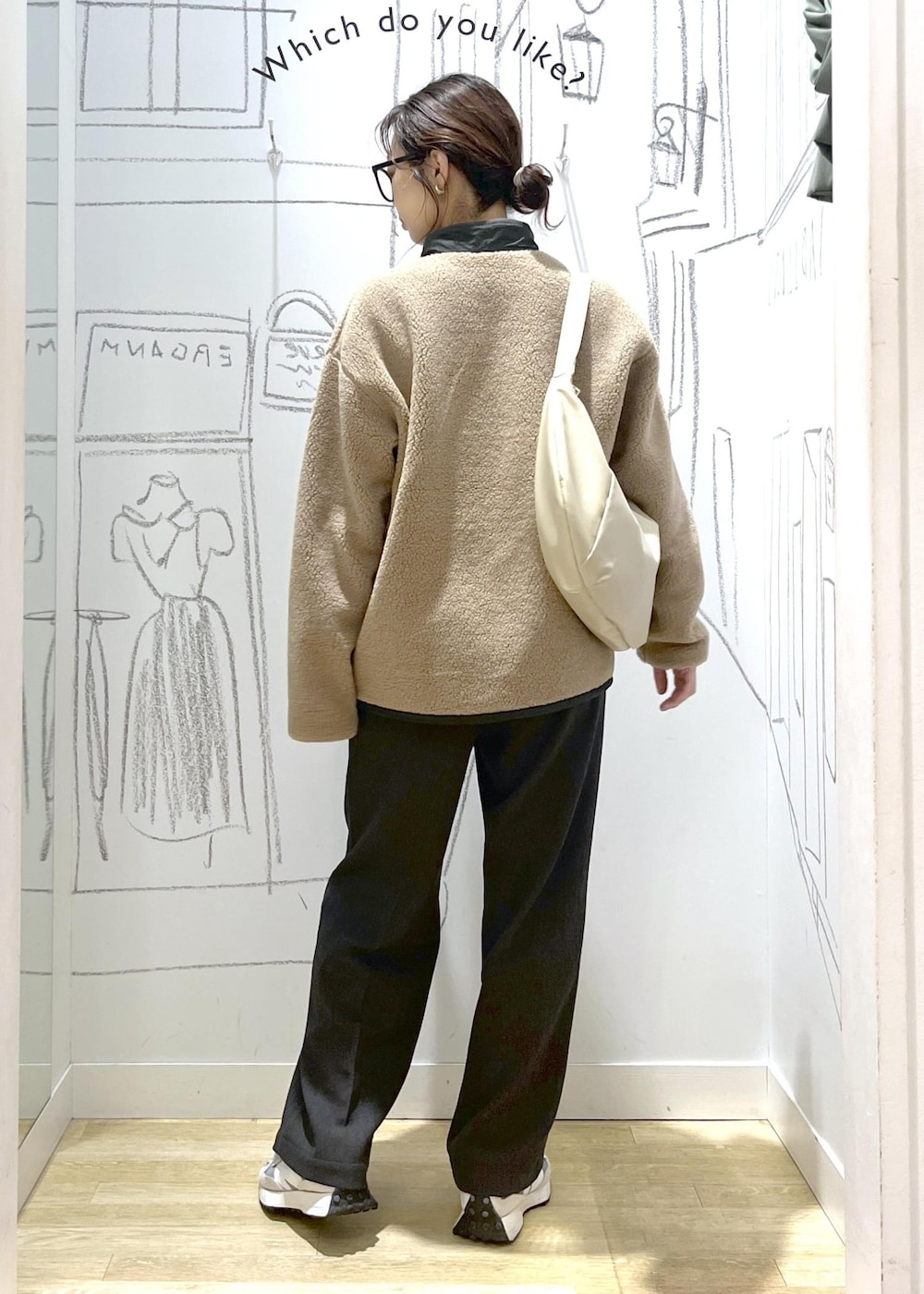 グレー系のその他パンツ、ベージュ系のブルゾンを着用したレディースの秋コーディネートの5枚目の写真