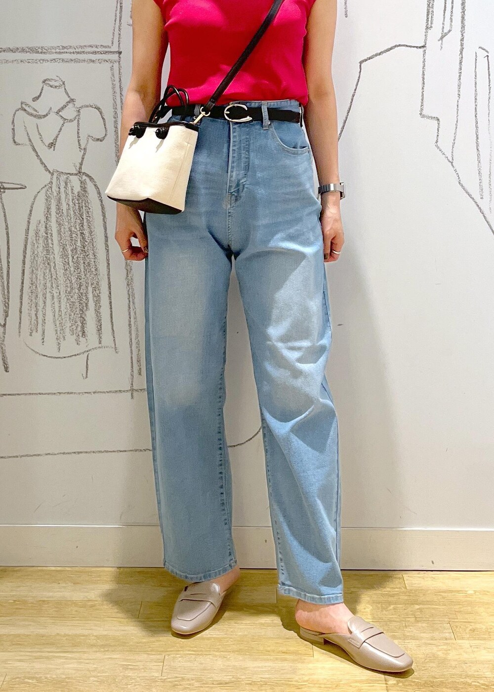 ブルー系のデニムパンツ、グレー系のローファー、ピンク系のニット/セーターを着用したレディースの夏コーディネートの6枚目の写真