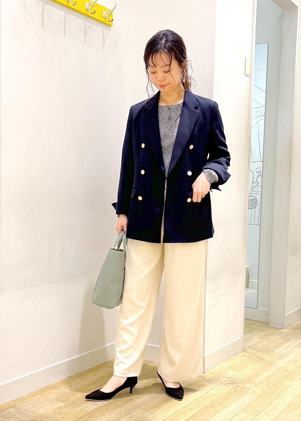 ブルー系のテーラードジャケット、ベージュ系のその他パンツ、ブラック系のニット/セーターを着用したレディースの春コーディネートの3枚目の写真
