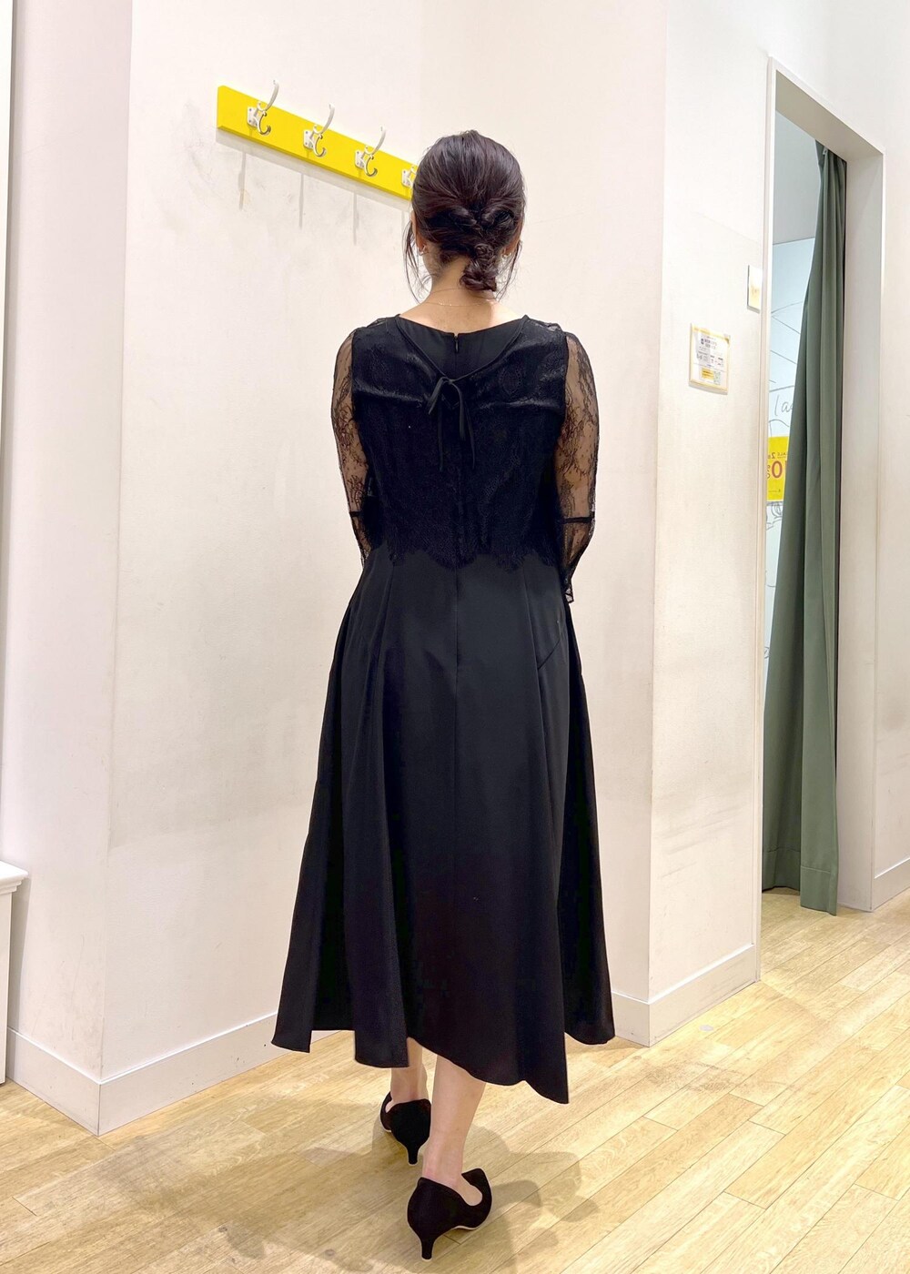 ホワイト系のショルダーバッグ、ブラック系のドレスを着用したレディースの冬コーディネートの3枚目の写真