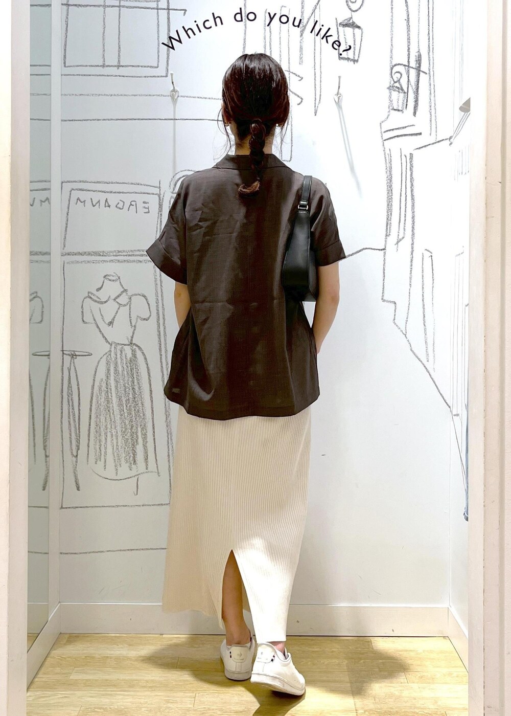 ブラック系のハンドバッグ、ブラウン系のテーラードジャケット、その他のニット/セーターを着用したレディースの夏コーディネートの6枚目の写真