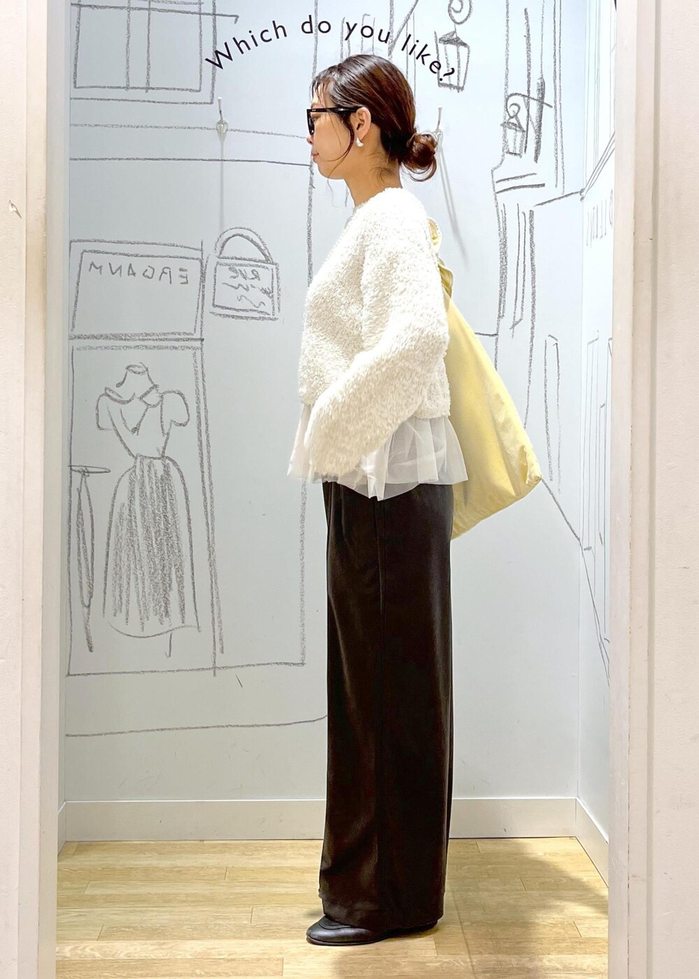 グレー系のその他パンツ、イエロー系のショルダーバッグ、ブラック系のその他アウターを着用したレディースの冬コーディネートの3枚目の写真