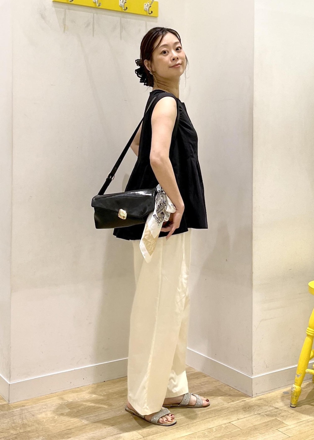 ホワイト系のチノパンツ、ブラック系のシャツ/ブラウスを着用したレディースの夏コーディネートの6枚目の写真