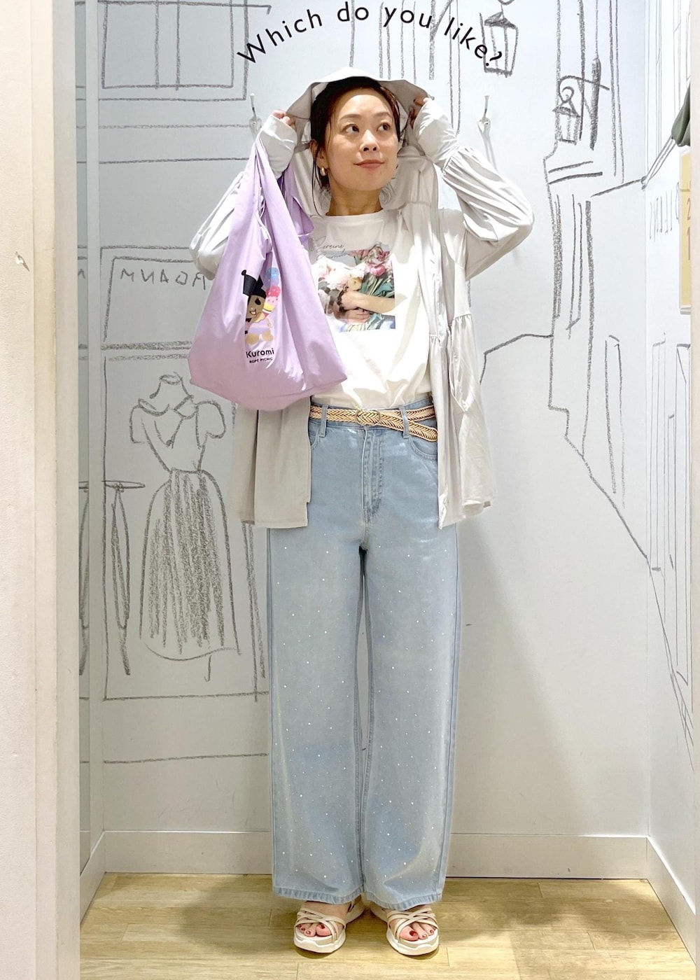 ブルー系のデニムパンツ、ホワイト系のTシャツ/カットソー、グレー系のパーカーを着用したレディースの夏コーディネートの4枚目の写真