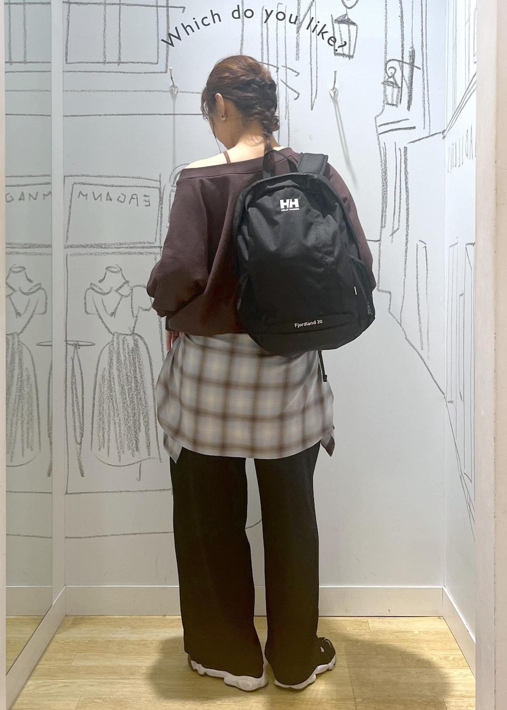 ブラック系のその他パンツ、ブルー系のシャツ/ブラウス、ブラウン系のスウェットを着用したレディースの秋コーディネートの4枚目の写真