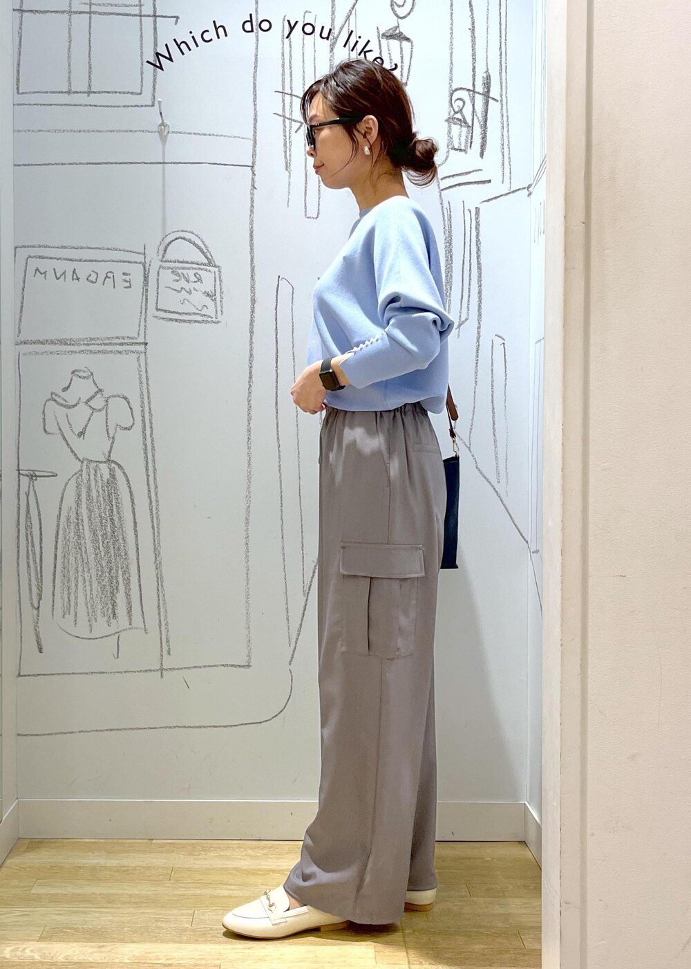 グレー系のカーゴパンツ、ブルー系のショルダーバッグ、ブルー系のニット/セーターを着用したレディースの冬コーディネートの4枚目の写真