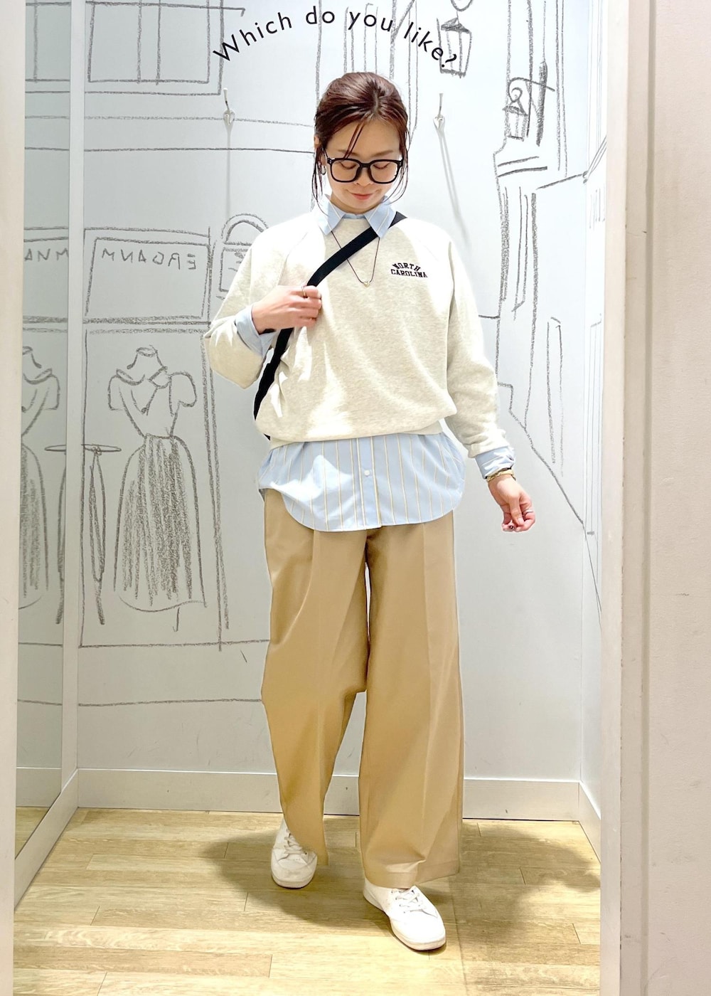 ホワイト系のスウェット、ベージュ系のチノパンツ、ブルー系のシャツ/ブラウスを着用したレディースの春コーディネートの7枚目の写真