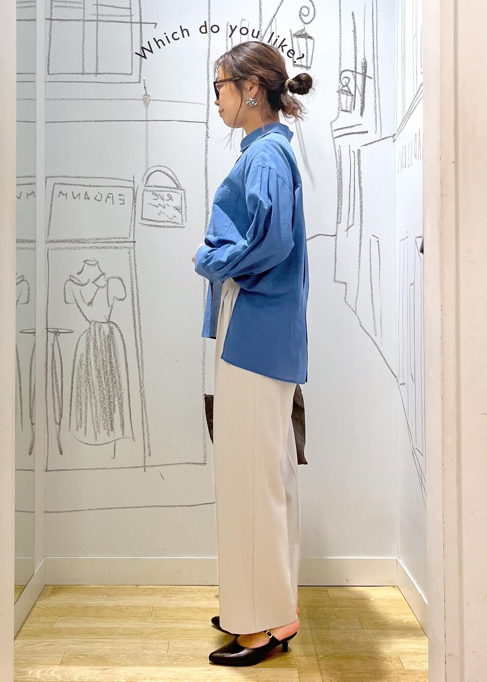 グレー系のショルダーバッグ、グレー系のその他パンツ、ブルー系のシャツ/ブラウスを着用したレディースの春コーディネートの4枚目の写真