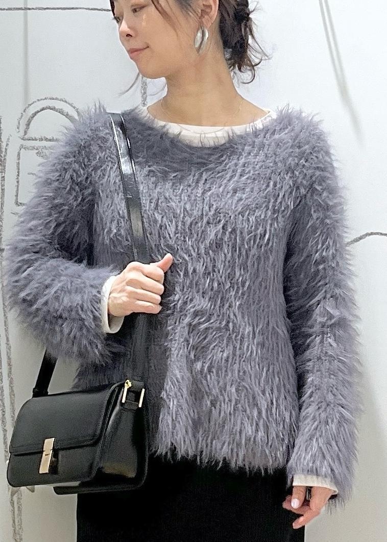 ブラック系のショルダーバッグ、ブラック系のスカート、ホワイト系のTシャツ/カットソーを着用したレディースの冬コーディネートの6枚目の写真