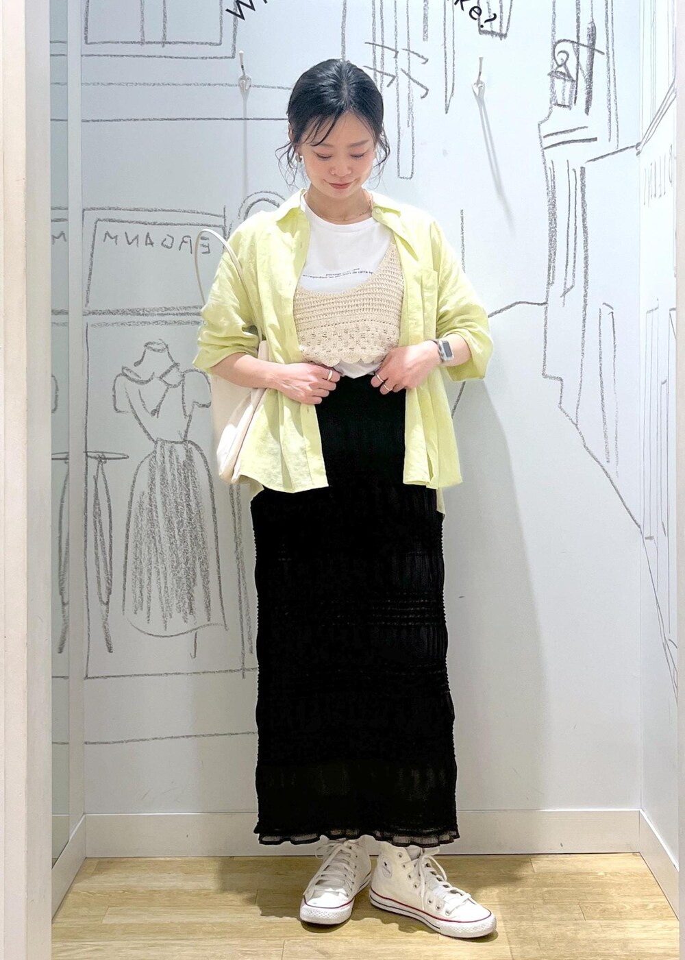 イエロー系のシャツ/ブラウス、ホワイト系のトートバッグ、グレー系のスカートを着用したレディースの春コーディネートの2枚目の写真