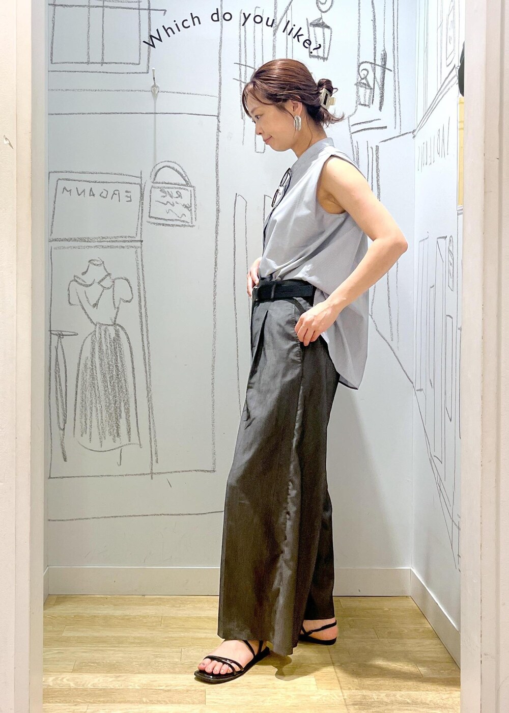 ブラック系のショルダーバッグ、ブルー系のシャツ/ブラウス、ブラック系のその他パンツを着用したレディースの夏コーディネートの5枚目の写真