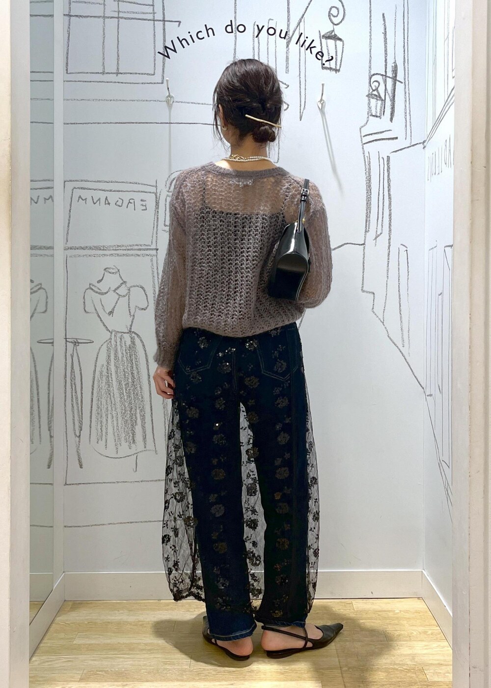 ブラック系のスカート、ブラウン系のニット/セーター、ブラック系のショルダーバッグを着用したレディースの秋コーディネートの5枚目の写真