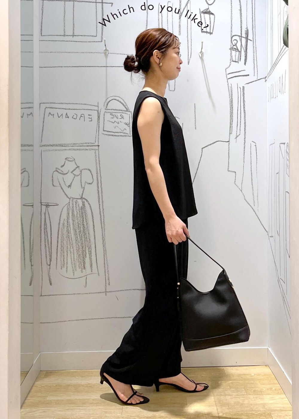 ブラック系のショルダーバッグ、ブラック系のその他パンツ、ブラック系のシャツ/ブラウスを着用したレディースの夏コーディネートの7枚目の写真