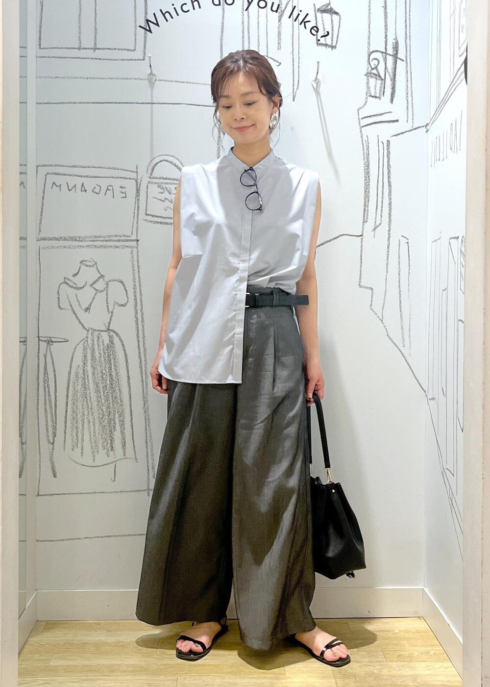 ブラック系のショルダーバッグ、ブルー系のシャツ/ブラウス、ブラック系のその他パンツを着用したレディースの夏コーディネートの4枚目の写真