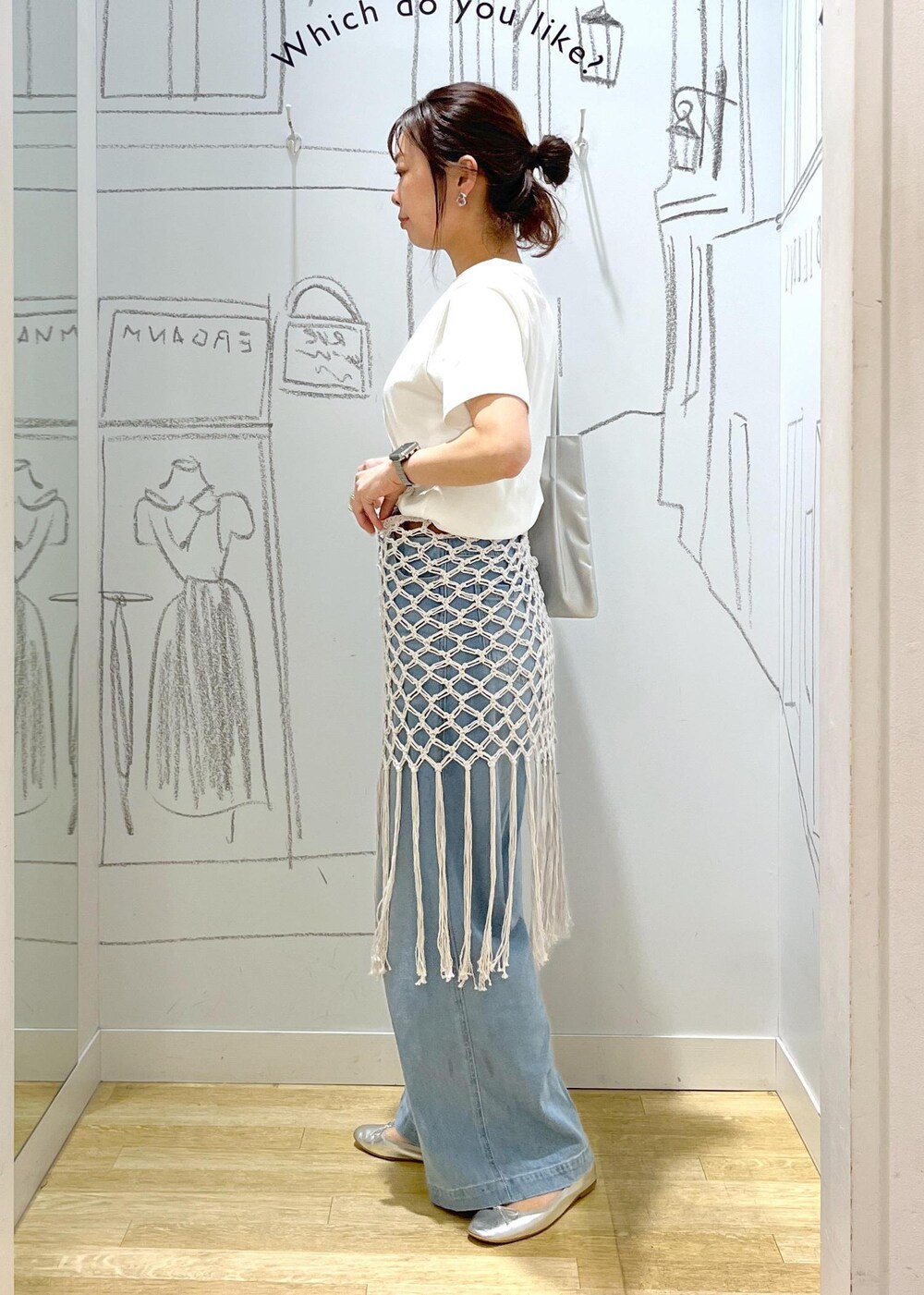 シルバー系のバレエシューズ、シルバー系のトートバッグ、ブルー系のデニムパンツを着用したレディースの春コーディネートの4枚目の写真