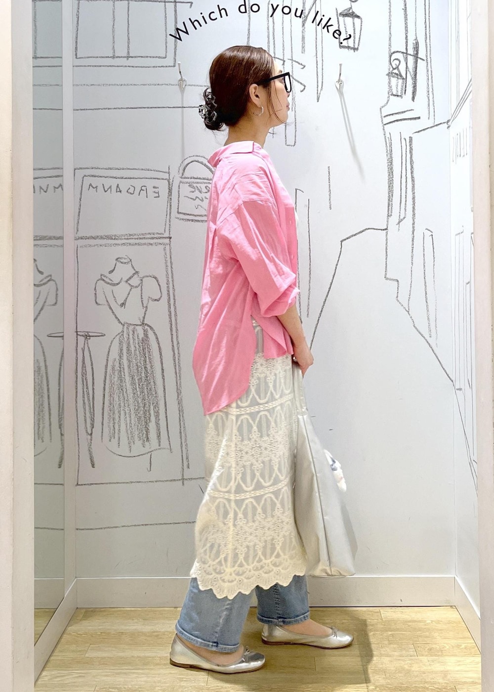 ブルー系のデニムパンツ、ホワイト系のワンピース、ピンク系のシャツ/ブラウスを着用したレディースの春コーディネートの3枚目の写真