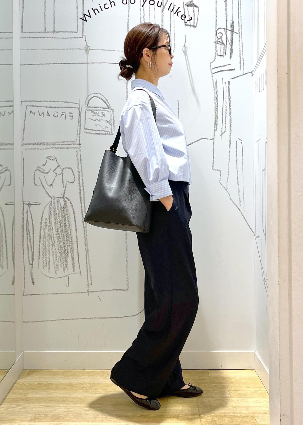 ブラック系のバレエシューズ、ブラック系のショルダーバッグ、ブルー系のスラックスを着用したレディースの秋コーディネートの4枚目の写真